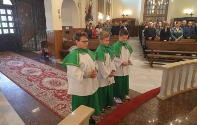 Zdjęcie przedstawia nowych ministrantów.