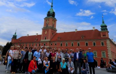 Zdjęcie przedstawia pielgrzymkę autokarową.
