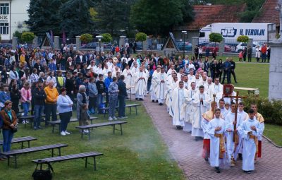Zdjęcie przedstawia młodzież w Dębowcu.