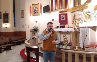 Zdjęcie przedstawia modlitwę wstawiennicza.