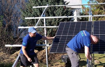 Zdjęcie przedstawia montowanie fotowoltaiki.