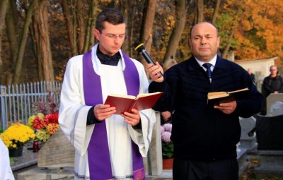 Zdjęcie przedstawia obrzędy wszystkich świętych.