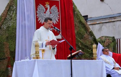 Zdjęcie przedstawia mszę polową.