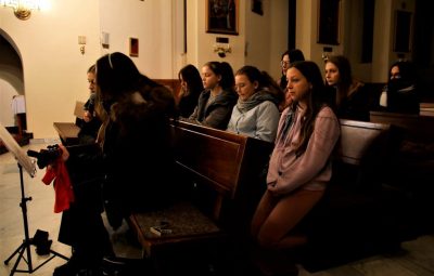 Zdjęcie przedstawia obrzędy Wieczoru z bł. Karolina.