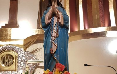 Zdjęcie przedstawia figurkę Matki Boskiej.