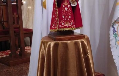 Zdjęcie przedstawia figurkę dzieciątka Jezus.