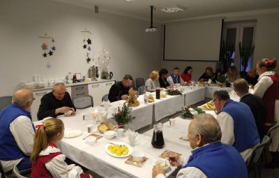 Zdjęcie przedstawia obrzędy wigilijne.