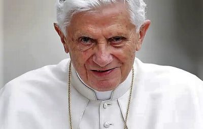 Zdjęcie przedstawia sp. Benedykta XVI.