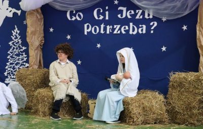 Zdjęcie przedstawia jasełka.