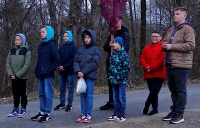 Zdjęcie przedstawia drogę krzyżową.