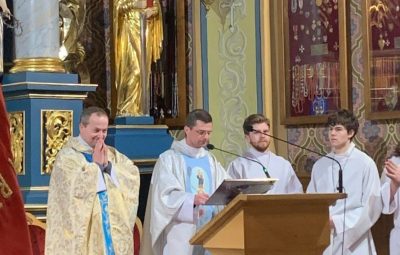 Zdjęcie przedstawia obrzędy kościelne.