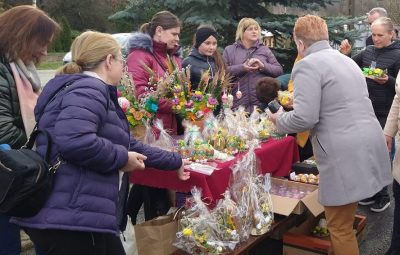 Zdjęcie przedstawia kiermasz wielkanocny.