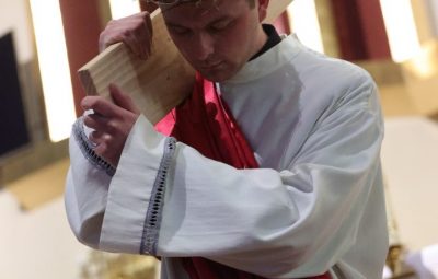 Zdjęcie przedstawia drogę krzyżową.