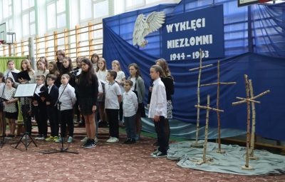 Zdjęcie przedstawia apel szkolny o żołnierzach wyklętych.