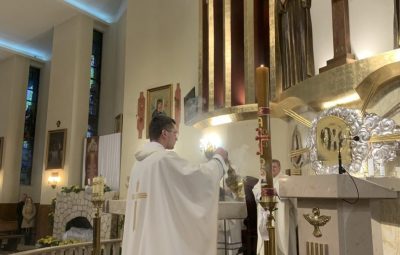 Zdjęcie przedstawia obrzędy wielkiej soboty.