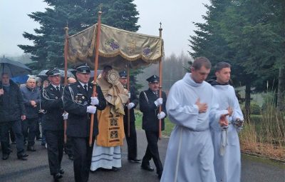 Zdjęcie przedstawia obrzędy zmartwychwstania pańskiego.