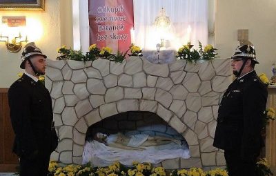 Zdjęcie przedstawia obrzędy wielkiego piątku.