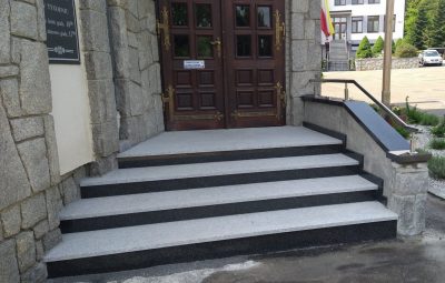 Zdjęcie przedstawia remont schodów.