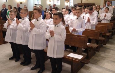 Zdjęcie przedstawia rocznica komunii.