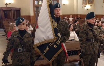 Zdjęcie przedstawia zakończenie roku szkolnego.