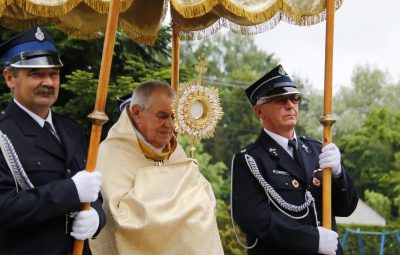 Zdjęcie przedstawia obrzędy Bożego Ciała.