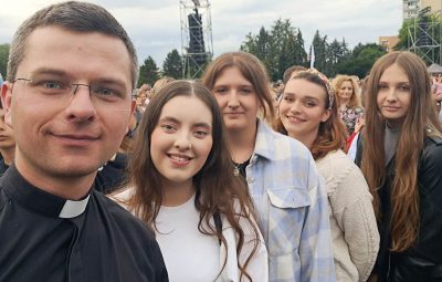 Zdjęcie przedstawia koncert Jednego Serca Jednego Ducha w Rzeszowie.