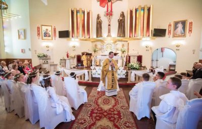 Zdjęcie przedstawia obrzędy I komunii świętej.