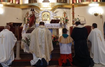 Zdjęcie przedstawia zakończenie nauk misyjnych.