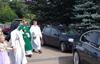 Zdjęcie przedstawia poświęcenie pojazdów.