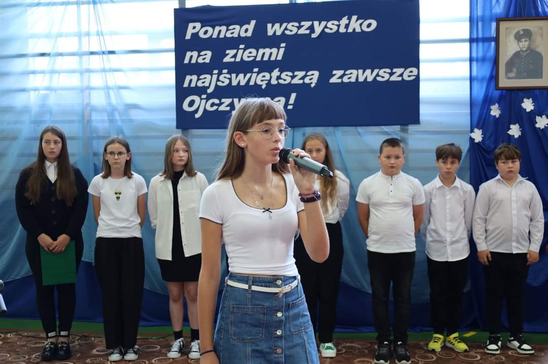 Zdjęcie przedstawia apel dla upamiętnienia bohaterów 2 wojny światowej.