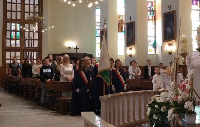 Zdjęcie przedstawia obrzędy nowego roku szkolnego.