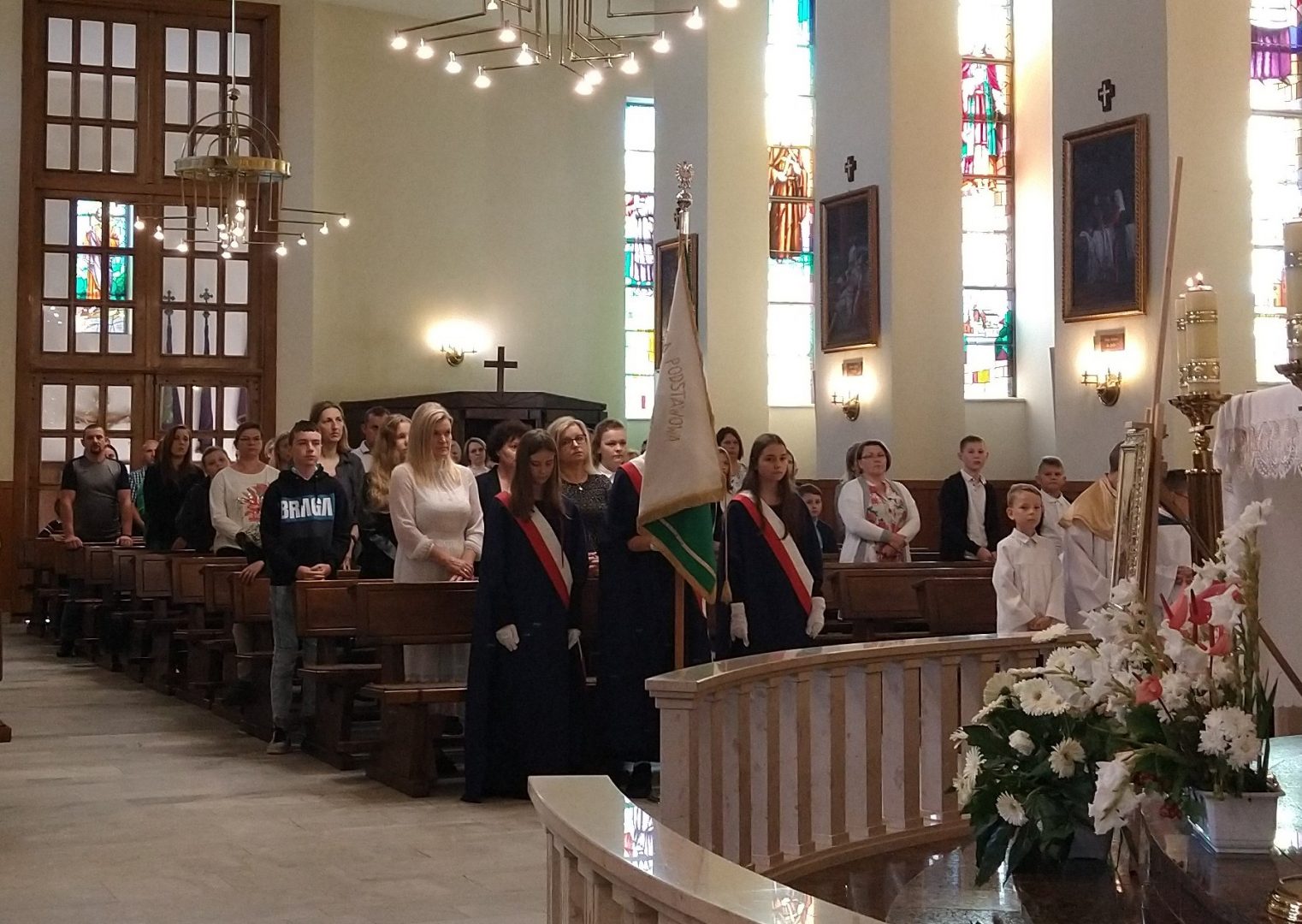 Zdjęcie przedstawia obrzędy nowego roku szkolnego.