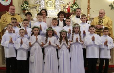 Zdjęcie przedstawiające ceremonię komunii świętej.