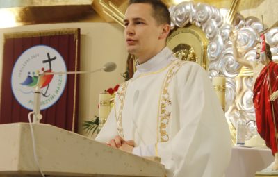 Zdjęcie przedstawia kazanie.