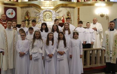 Zdjęcie przedstawiające ceremonię komunii świętej.