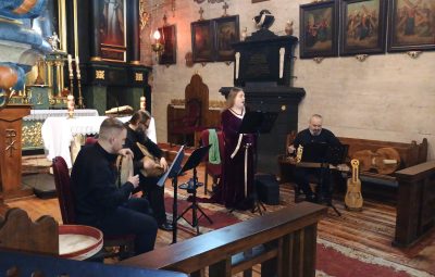 Zdjęcie przedstawia koncert w kościele.